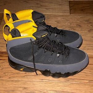 Jordan Men's Black and Gold Sneakers